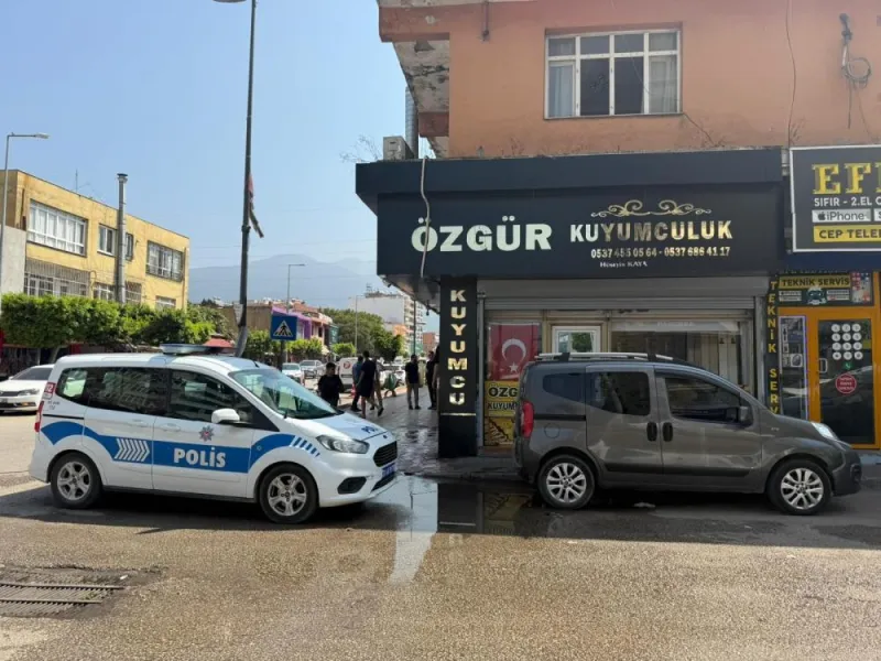 İş yeri sahibinin dikkati, soyguncuları eli boş döndürdü