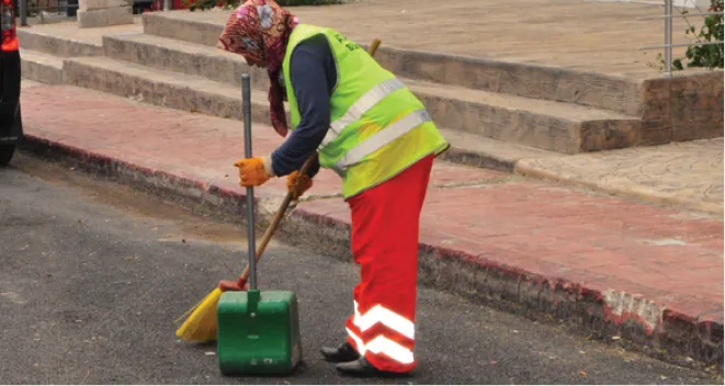 İskenderun Belediyesi kadın çöpçü alımı yaptı