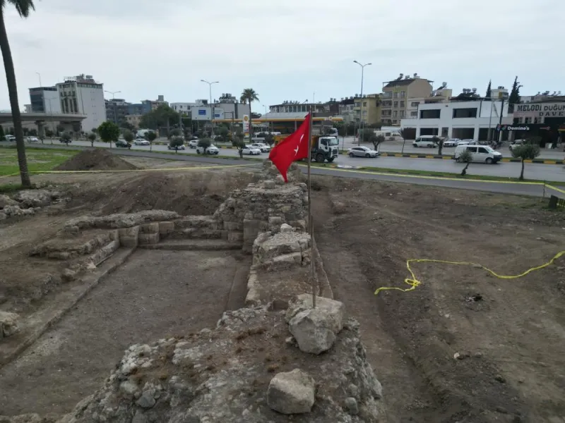 İskenderun Kalesi’ne Uzun Yıllar Sonra Türk Bayrağı Dikildi