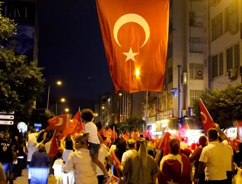 İskenderun'da 30 Ağustos Coşkusu: Fener Alayı Göz Kamaştırdı!