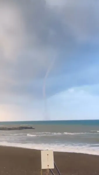 İskenderun’da doğanın gücü! Hortum vatandaşları tedirgin etti