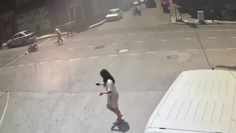 İskenderun’da Film Gibi Kaza: Frene Bastı, Tutunamadı
