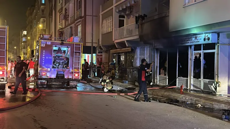 İskenderun’da Tamirhane Alev Aldı, İtfaiye Müdahale Etti