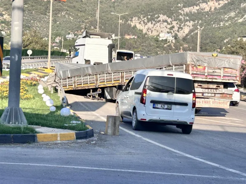 İskenderun’da Tır Faciası Kıl Payı Atlatıldı