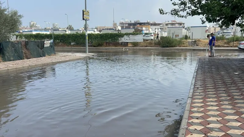 İskenderun'da Şiddetli Yağmur! Vatandaşlar Rögarı Açtı, Kahraman İlan Edildi