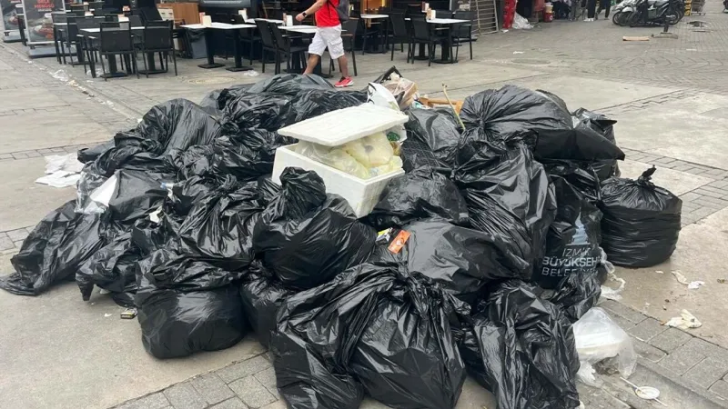 İzmir’de grev sürüyor: Çöpler toplanmadı, otobüsler durdu