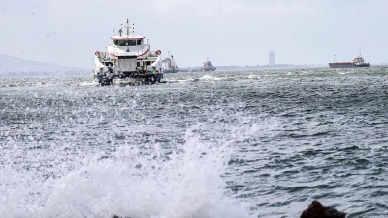 İzmir'de Vapur Seferleri Durdu! Hava Muhalefeti Alarmı!