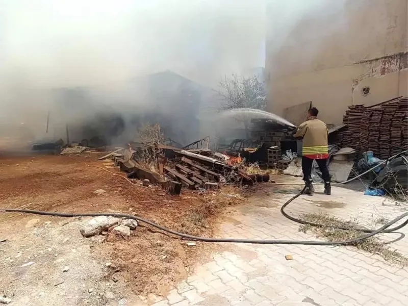 Kırıkhan’da Ev Yangını Park Halindeki Araca Sıçradı