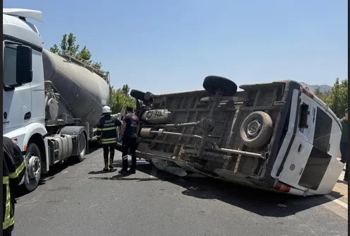 Kırıkhan’da Minibüs Yoldan Çıkarak Devrildi