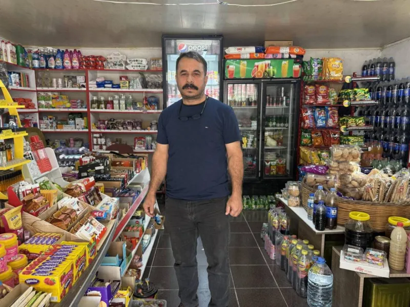 Mahalle bakkalındaki borç defterini yakarak gönülleri ısıttı