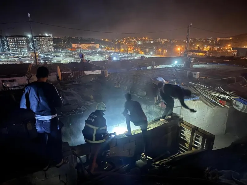 Mahalle sakinleri korku dolu anlar yaşadı: Konteyner yandı