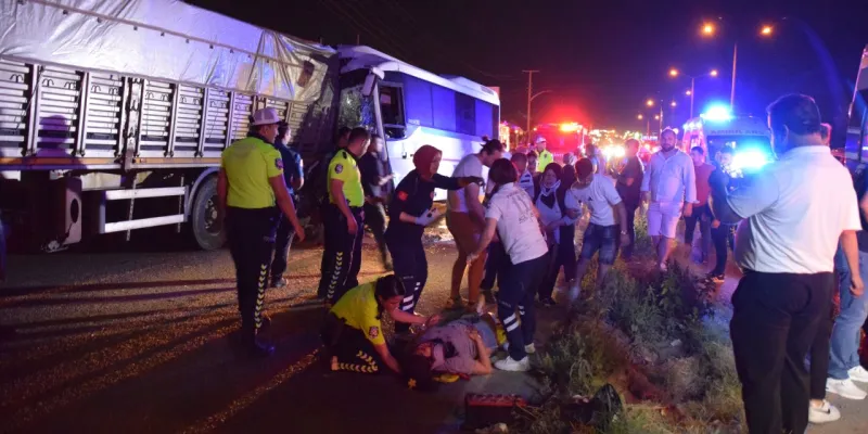 Manisa'da Feci Kaza! İşçi Servisi Tıra Çarptı: Yaralılar Var!