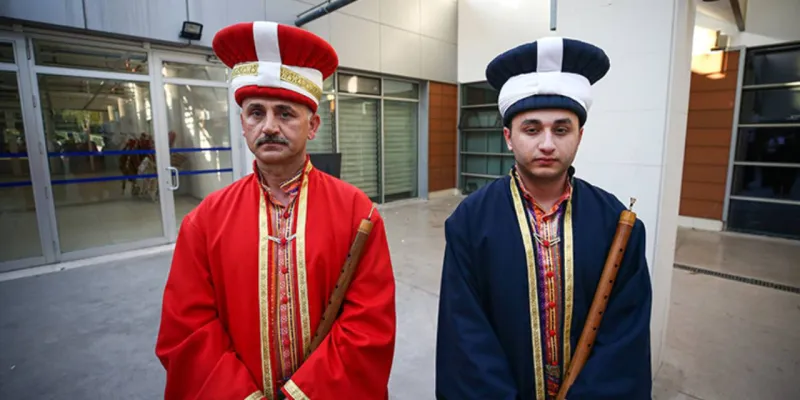 Mehterde aynı safta üç kuşak: Dede, baba ve torun yan yana çalıyor