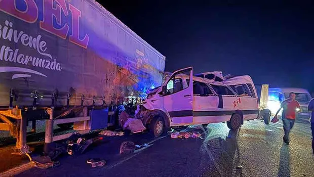 Mersin'de Feci Kaza: Minibüs TIR'a Çarptı! 3 Ölü, 16 Yaralı