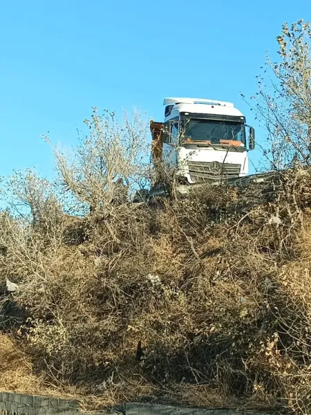 Narlıca'da Freni Patlayan Kamyon Uçuruma Mı Yuvarlandı?