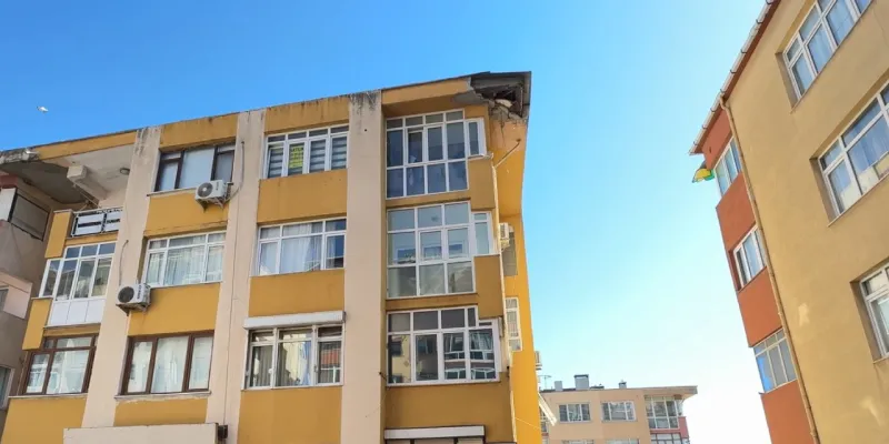 Avcılar'da Bina Çatısı Neden Çöktü? İşte O Anlar!