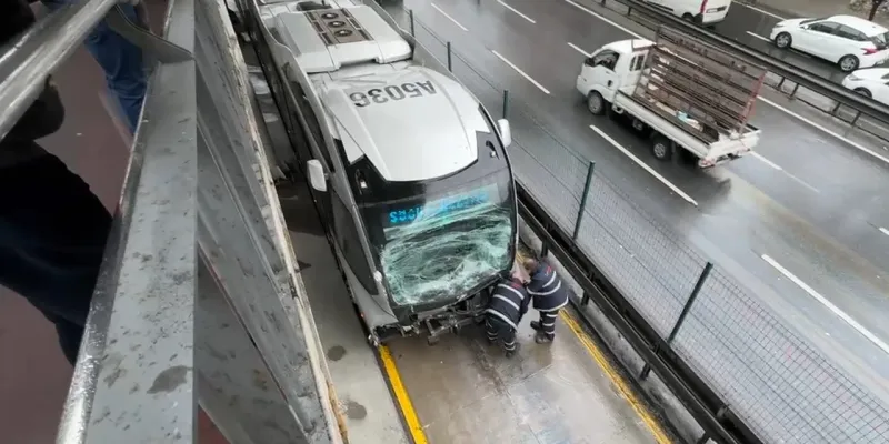 Avcılar'da Metrobüs Faciası! 10 Yaralı, İşte İlk Görüntüler!