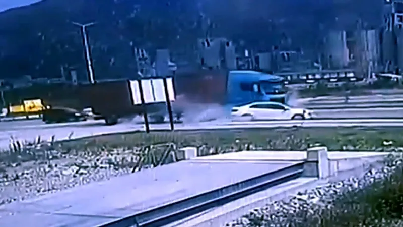 Aydın'da Korkunç Kaza! Tır Kör Noktası Otomobili Böyle Ezdi!