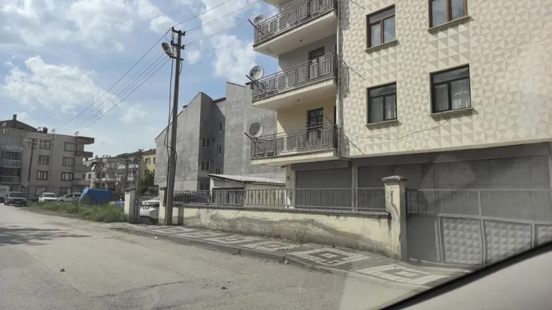 Balkondan Düşen Küçük Çocuk Hayata Tutundu! Mucize Kurtuluş