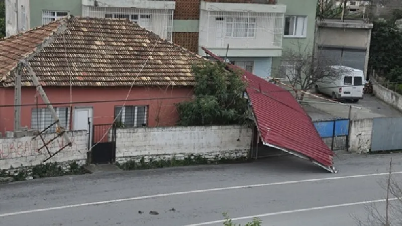 Erzincan'da Fırtına Felaketi! Çatılar Uçtu, Hayat Durdu!