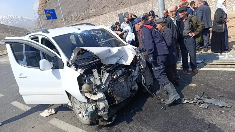 Hakkari'de kamyonet kazası: 8 kişi yaralandı, 2'si ağır