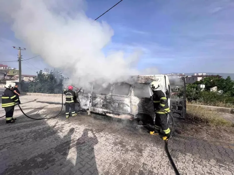 Hatay'da Hurda Minibüs Yangını! Alevler İçinde Kalan Araç