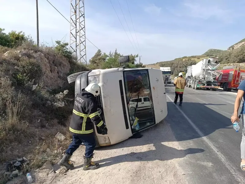 Hatay'da Minibüs Faciası! Zeytin Bahçesine Uçtular: 3 Yaralı