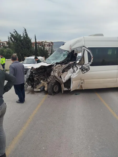 Hatay’da öğrenci servisiyle tır kafa kafaya çarpıştı