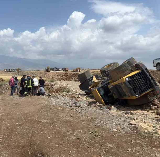 İş Makinesi Kabusu! Hatay'da Devrildi, Sürücü Yaralı!