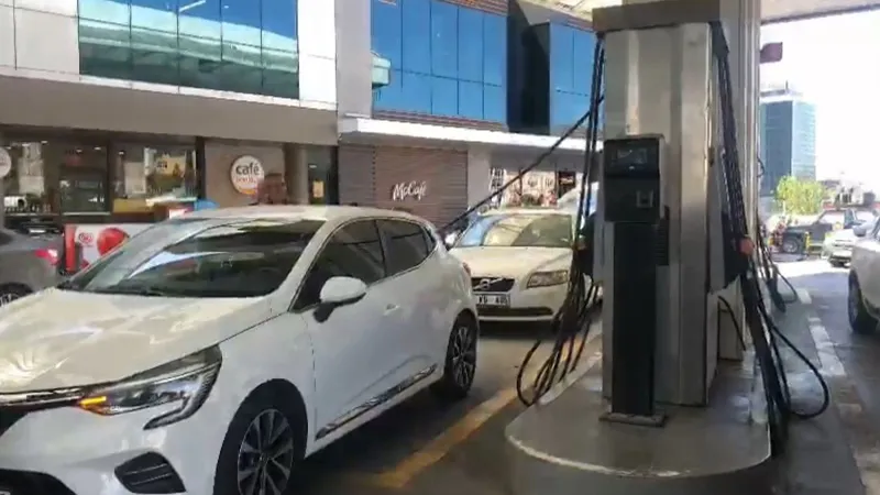İstanbul'da Deprem Kaosu: Trafik Felç, Benzinlikler Doldu Taştı!
