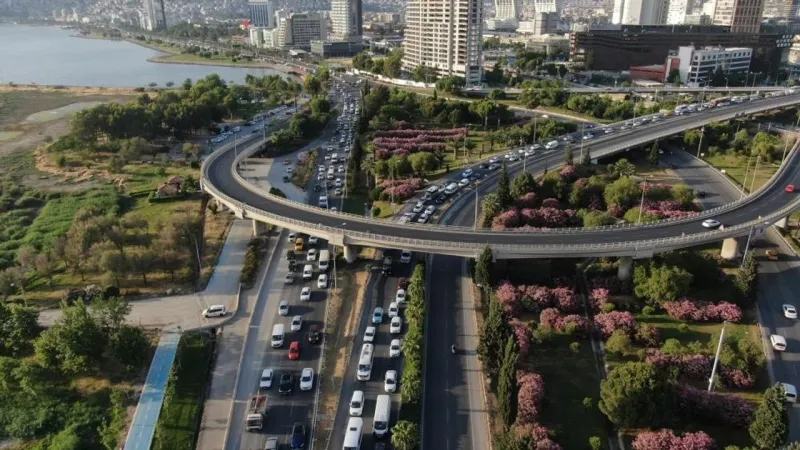 İzmir'de Araç Sayısı Rekor Kırıyor! Trafik Kabusu Büyüyor Mu?