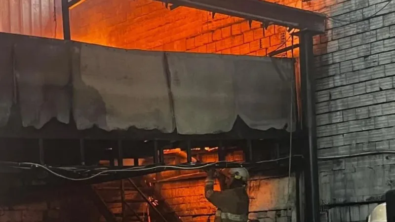 İzmir'de Korkutan Yangın! Metal Atölyesi Alevlere Teslim Oldu