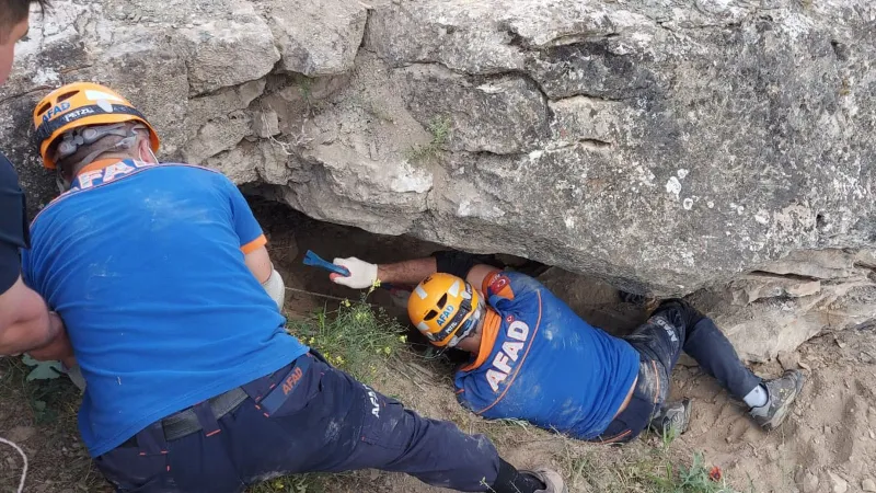 Kaçak kazı yaparken üzerine devrilen kayanın altında kalıp can verdi
