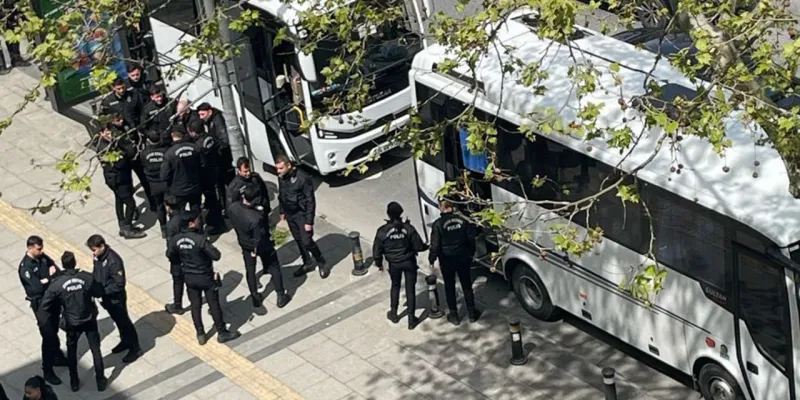 Öğrenciler İsyan Etti! Okul Önünde Çevik Kuvvet Alarmı!