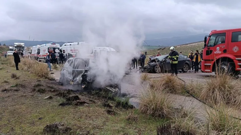 Feci Kaza! Otomobil ve Ticari Araç Çarpıştı: 2 Ölü, 2 Yaralı