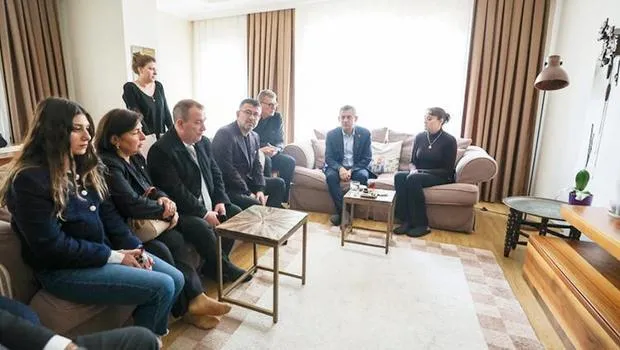 Özgür Özel'den Acı Ziyaret: Mattia'nın Ailesiyle Gözyaşları