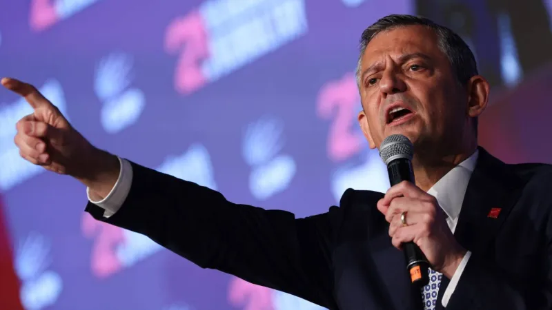Özgür Özel'den Kritik Uyarı: Demokrasi Tehdidi Geçti Mi?