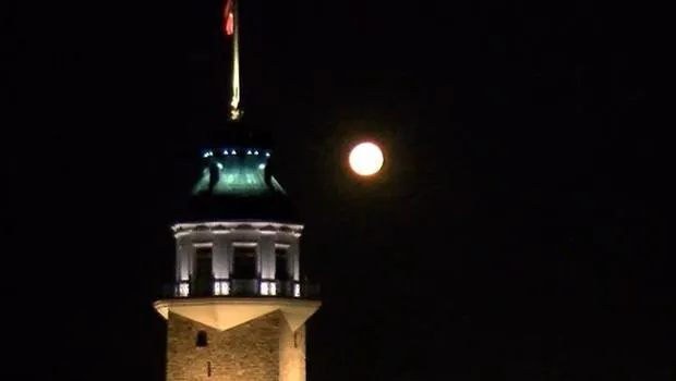 Pembe Ay Büyüsü: İstanbul'da Kız Kulesi'yle Dansı!