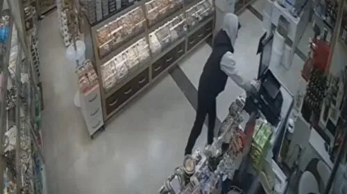 Sultangazi'de Sadaka Hırsızlığı! Vicdanları Yaralayan Anlar Kamerada