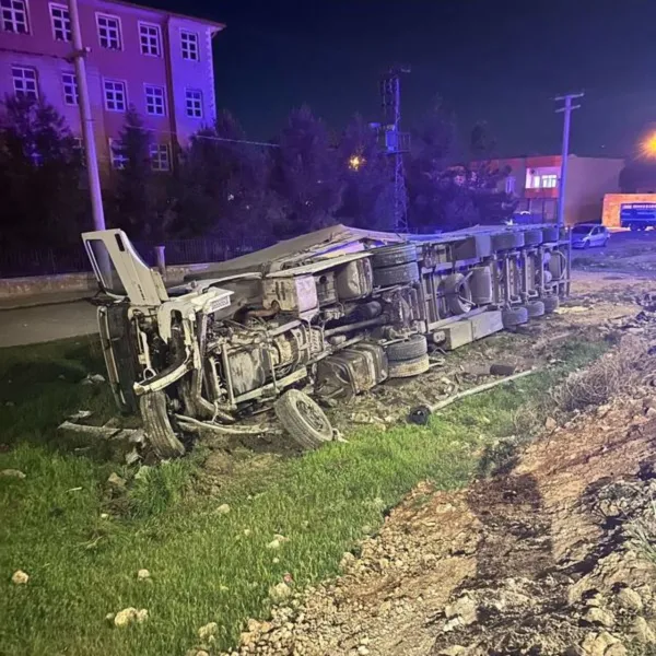 Feci Kaza! TIR ve Hafif Ticari Araç Çarpıştı: 6 Yaralı!