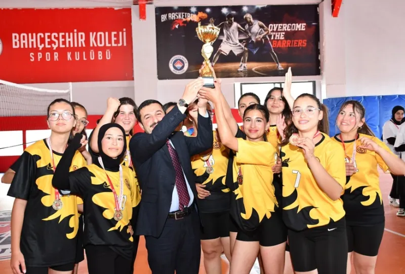 Belen Anadolu Lisesi Voleybolda Zirvede! Şampiyonluk Coşkusu
