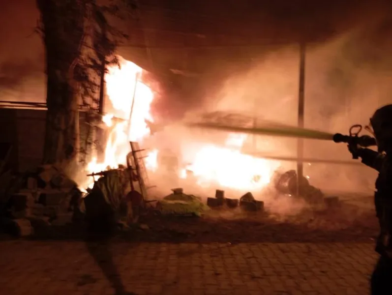 Antakya'da traktör patlamasıyla başlayan yangında büyük maddi hasar