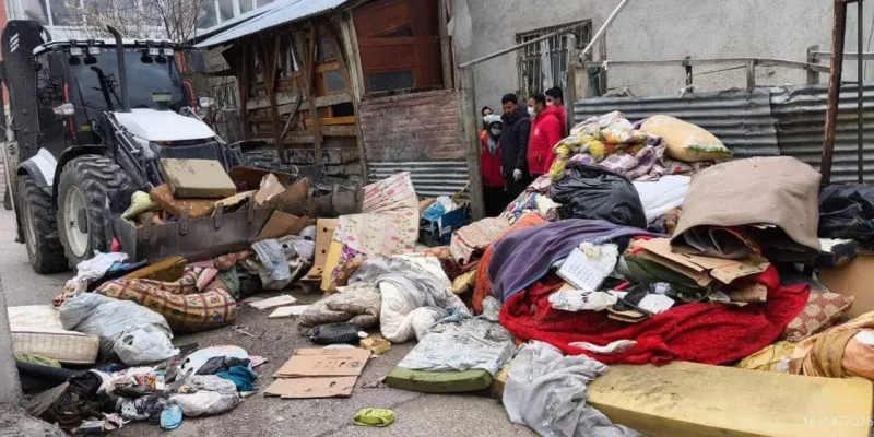 Van'da Şoke Eden Manzara! Yaşlı Çiftin Evinden 10 Ton Çöp Çıktı!