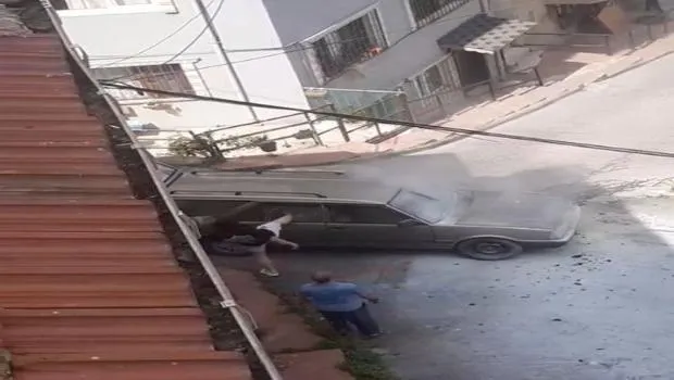 Öfkeli sürücü yanan arabasını tekmeleyip yumrukladı, vatandaşlar zor sakinleştirdi
