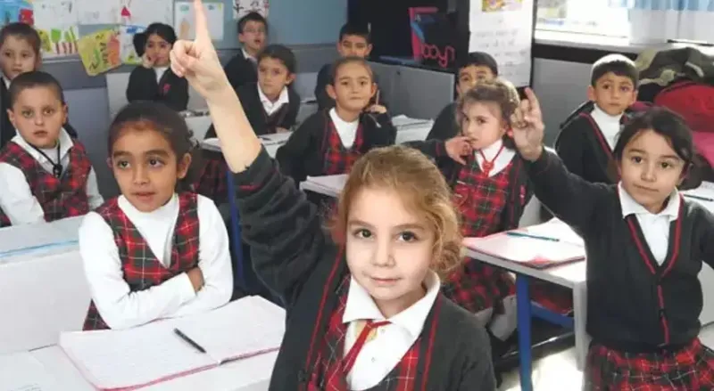 Okul kayıtları başladı: Kıyafet devri geri dönüyor 