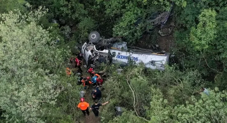 Orman yangınına su taşıyan tanker devrildi: Üç kişi hayatını kaybetti