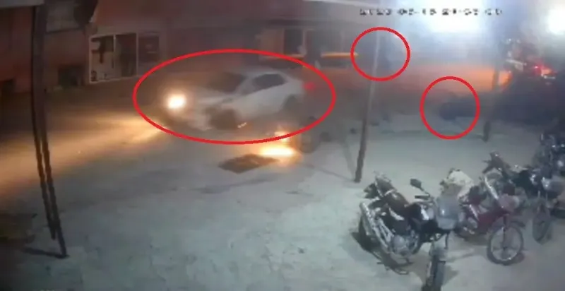 Otomobil Motosikletlere Çarptı: 4 Yaralı
