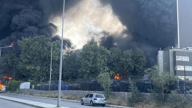 İzmir'de Hastane Yanında Korkunç Yangın! Patlamalar Yaşandı!