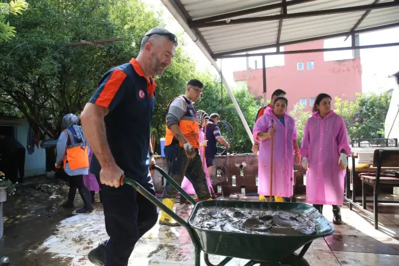 Payas’ta sağanak sonrası temizlik çalışmaları hız kazandı