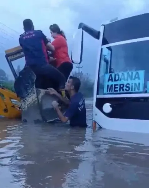 Payas'ta Şiddetli Yağış: Minibüs Sular Altında!